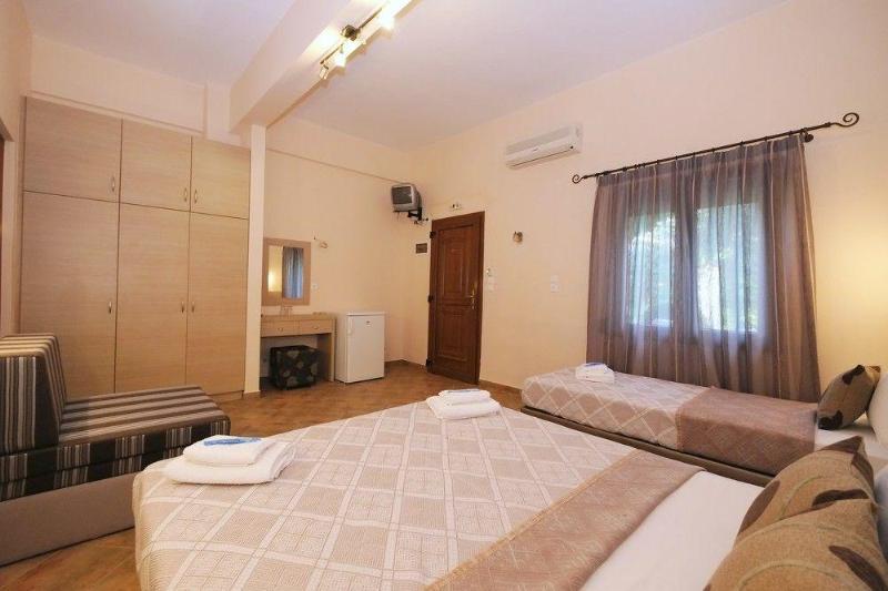 Platy Beach Hotel Buitenkant foto